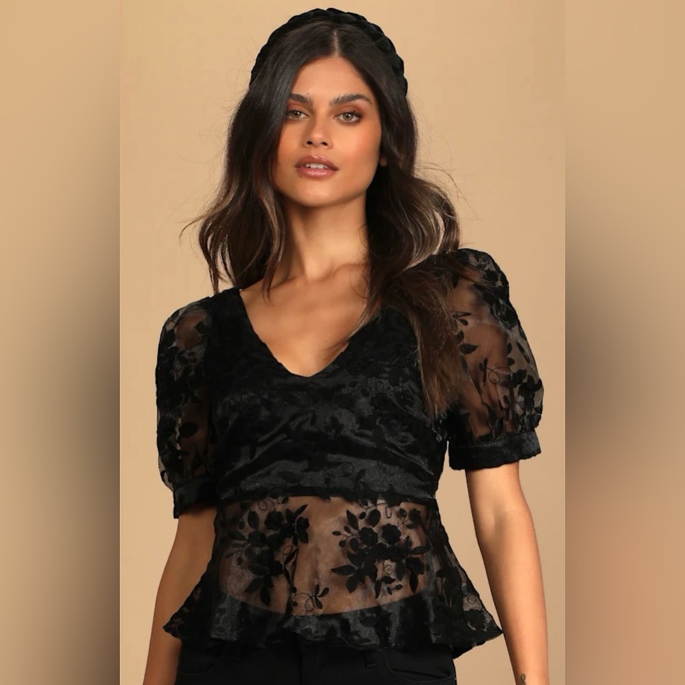 NWT Lulu's Allure and Attraction BLK Embroidered Puff Sleeve Tie-BackTop Peplum